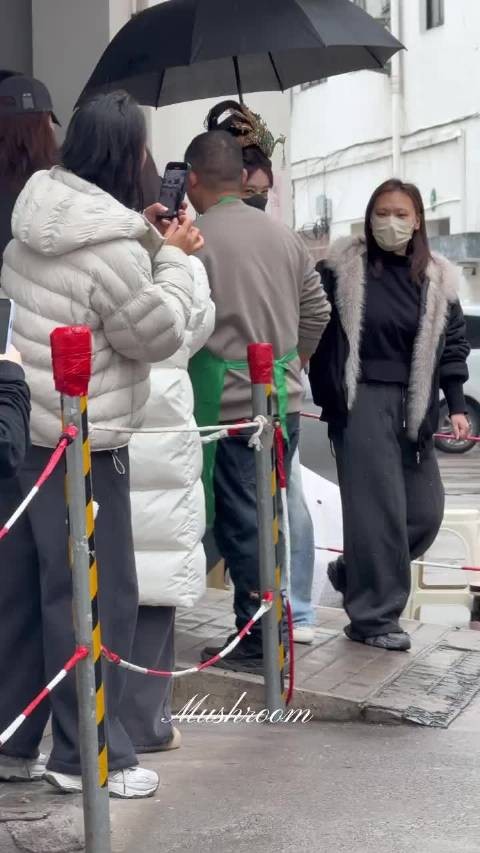 李一桐新造型路透,这个孔雀点翠好美 李一桐孔雀头饰