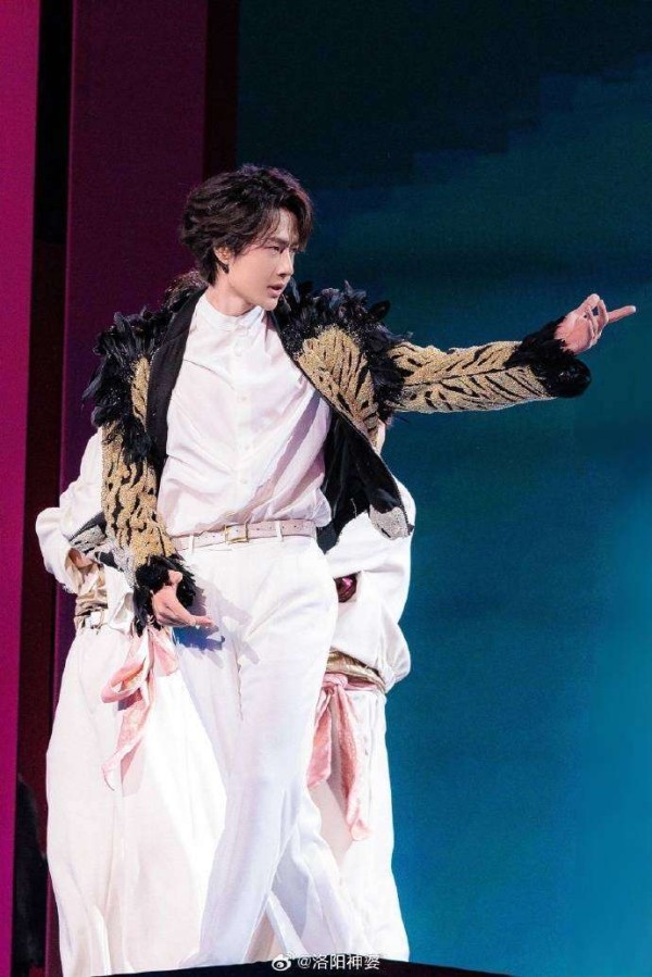 王一博春晚脚滑秒救场!明星舞台失误反应太真实