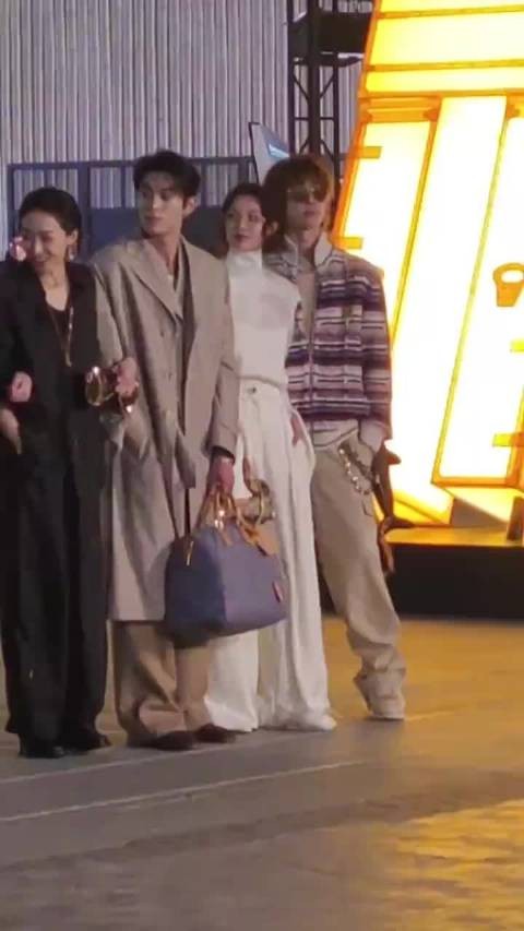 “巩俐一出来这个气场啊，穿搭真的无敌了，我鸡皮疙瘩都起来了”