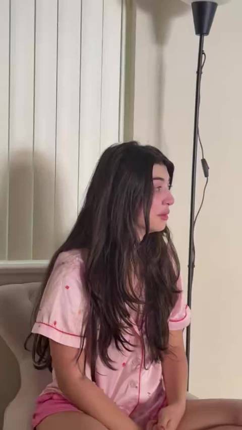 一位喜极而泣的伊朗女孩