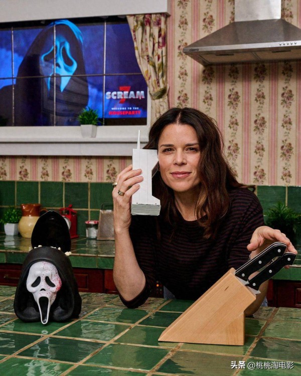 50岁内芙·坎贝尔重返《惊声尖叫7》：拒绝医美的她，美得太高级！