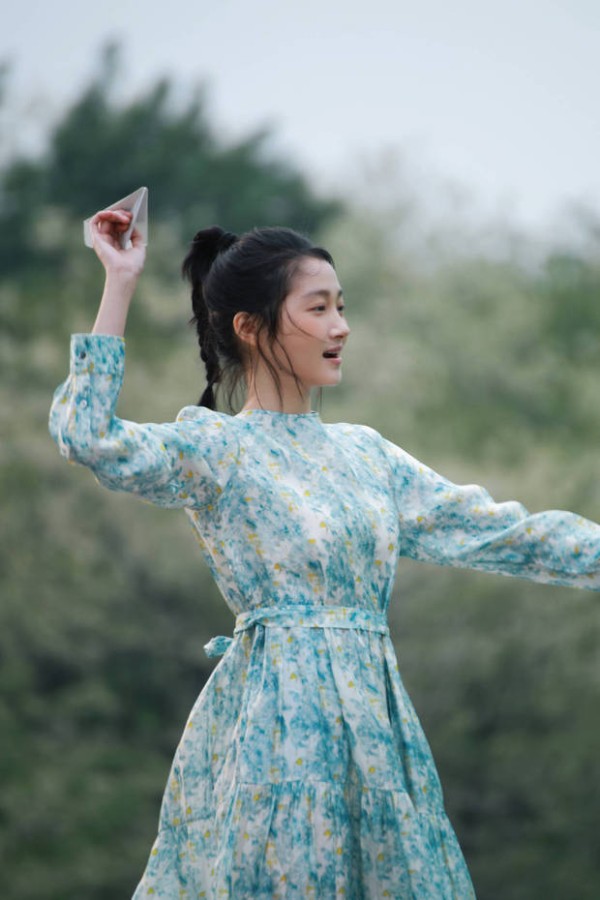 关晓彤高马尾编发，手持纸飞机，灵动元气。