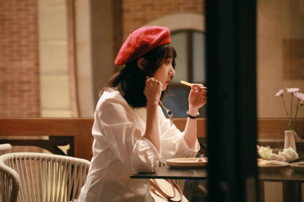 关晓彤在暖调餐厅中尽显生活氛围感。