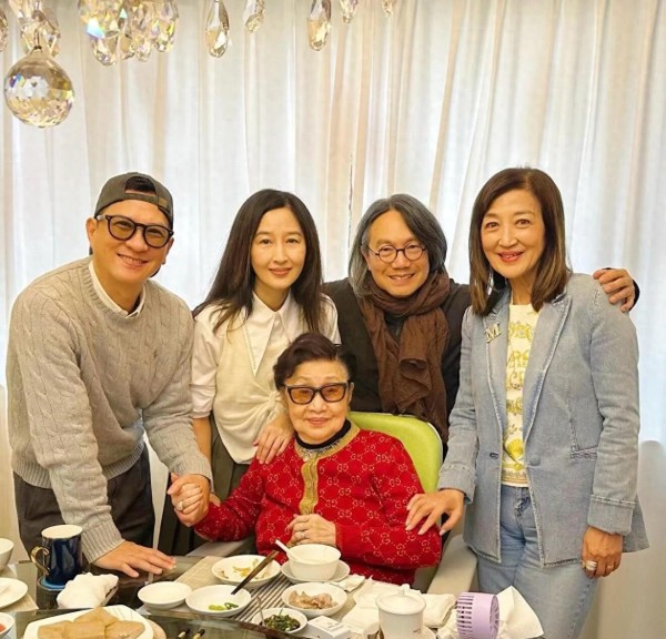 张家辉夫妇向前辈白雪仙拜年,61岁关咏荷打扮优雅,状态超显年轻