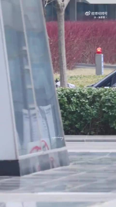 我滴妈……老王哥这个暗爽好帅好臭屁好喜欢 行走的荷尔蒙谁能懂! cr.logo