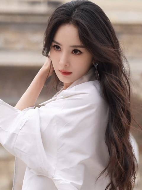 杨幂亮相米兰时装周,出任Prada品牌代言人