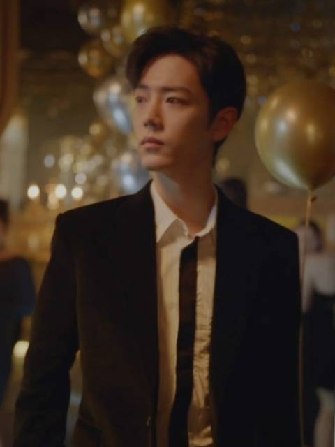 肖战展示内搭造型引热议