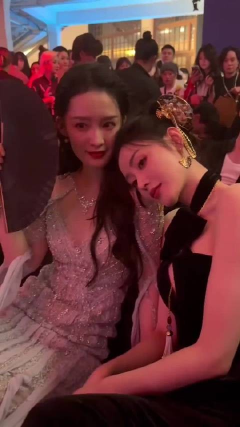 张天爱李沁同框互动尽显温柔,扇子防走光细节获赞
