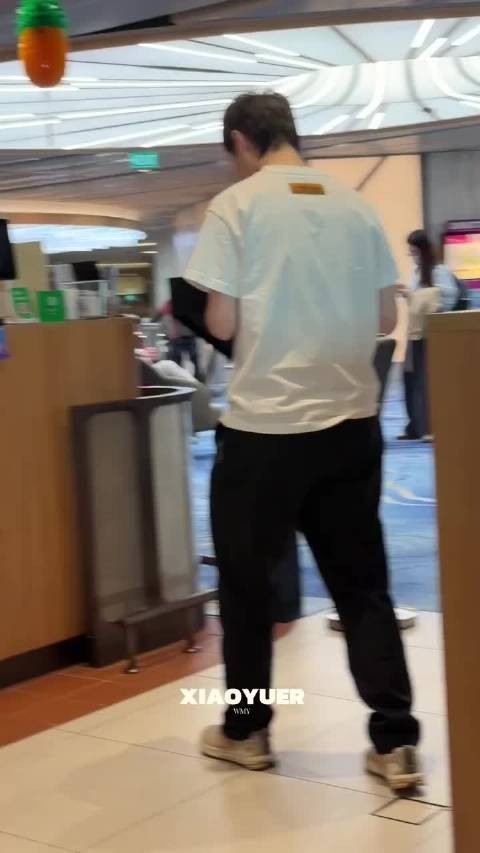 王曼昱出发还给买单呢，王总请客