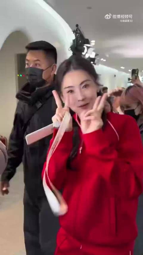 张柏芝近身亮相红色套装光彩照人