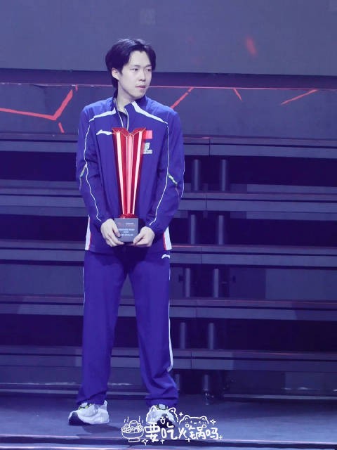 机场甜蜜互动，莎宝夫妇拌嘴拍照引关注