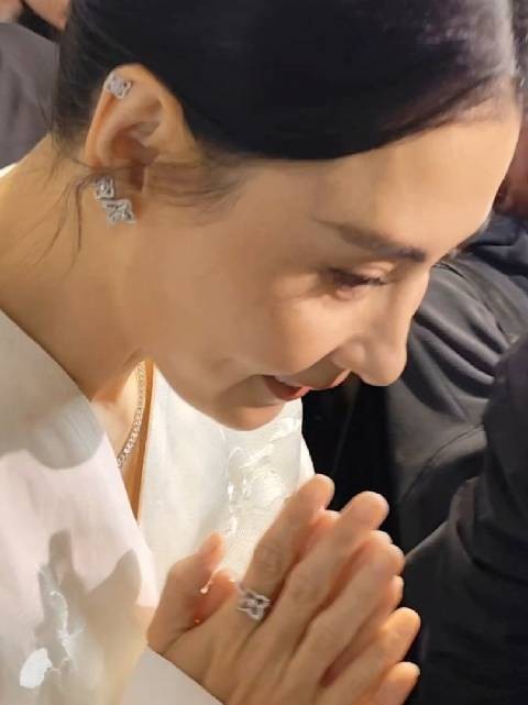 张柏芝代言麦吉丽皮肤紧致状态佳