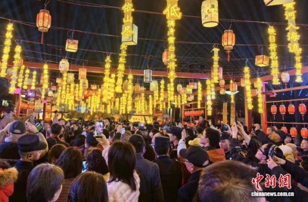 湖北举行“钟鸣楚天元宵夜”主题灯会