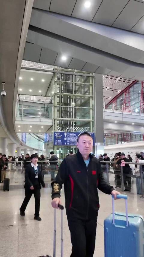 马琳的帅儿子来接机，马琳这是啥表情啊