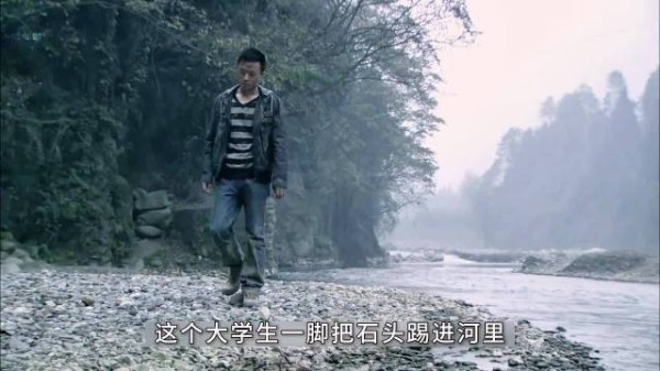 小伙往河里扔石头 没想到救了全村的性命