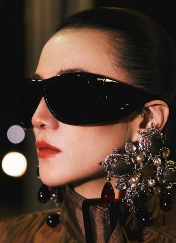 搜狐娱乐讯 3日，工作室分享了一组宋佳时装周美图。