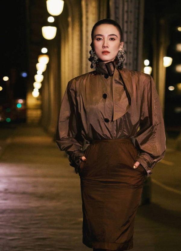 宋佳直视镜头，从容又矜贵。