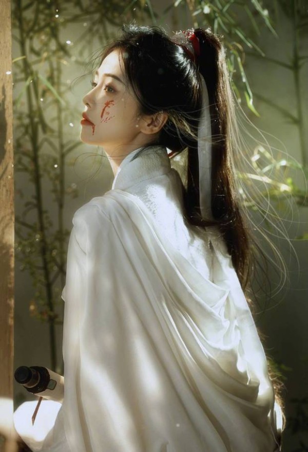 白鹿在竹影中侧头凝望,清冷又神秘。