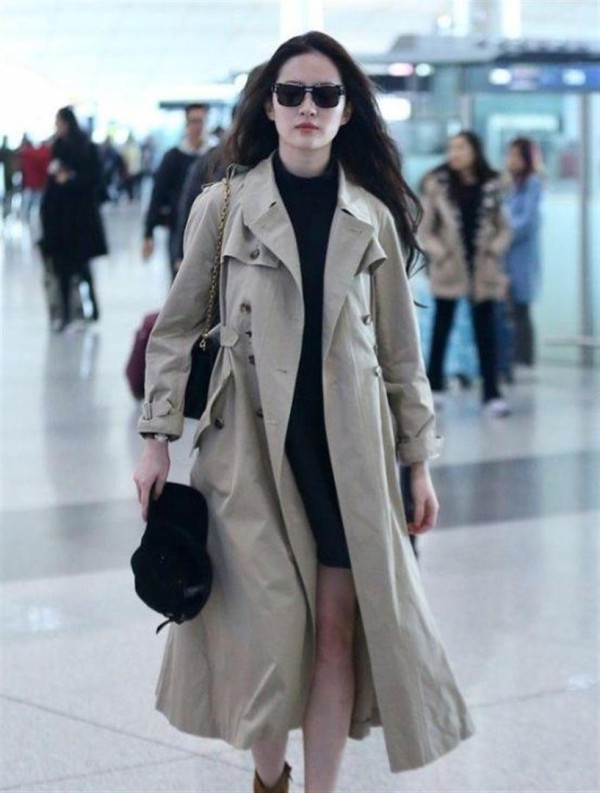 刘亦菲机场私服真时髦！卡其风衣+黑色打底衫+短裙，洋气又高级！