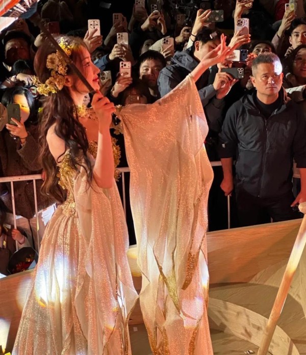 太美了！毛晓彤现身福州，寒风抵挡不住她甜美笑容，好敬业