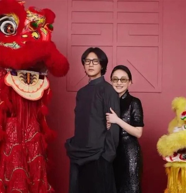 周迅与陈坤聚会，周挽着另一男子胳膊，关系亲密似情侣