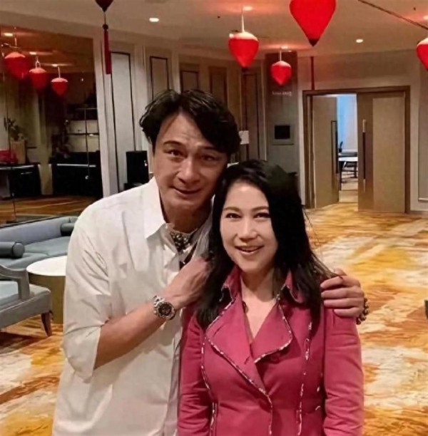 吴镇宇的老婆居然是她?还以为女明星都会保养的,她反其道而行