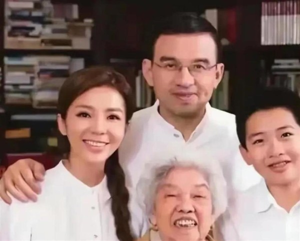 结婚21年不下厨，朱迅51岁仍被大学副校长宠爱如初