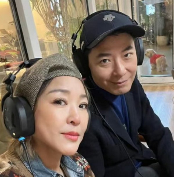 街头牵手！李静回应飞清迈陪戴军过年，成年人最缺的就是这种知己