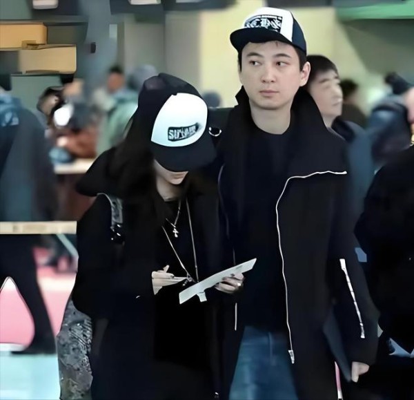 王思聪带新女伴吃田鸡粥被偶遇,女方扎高马尾身材傲人,不输懒懒