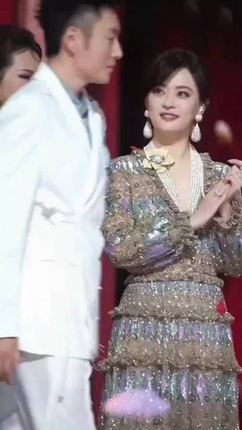 难得孙俪会有这种表情,眼神都拉丝了! 也许有那么一刻真的动心