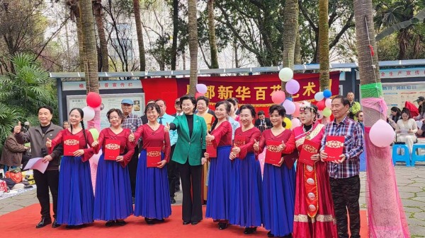 展现成都女性的风采，这场公益演出在新华公园举行