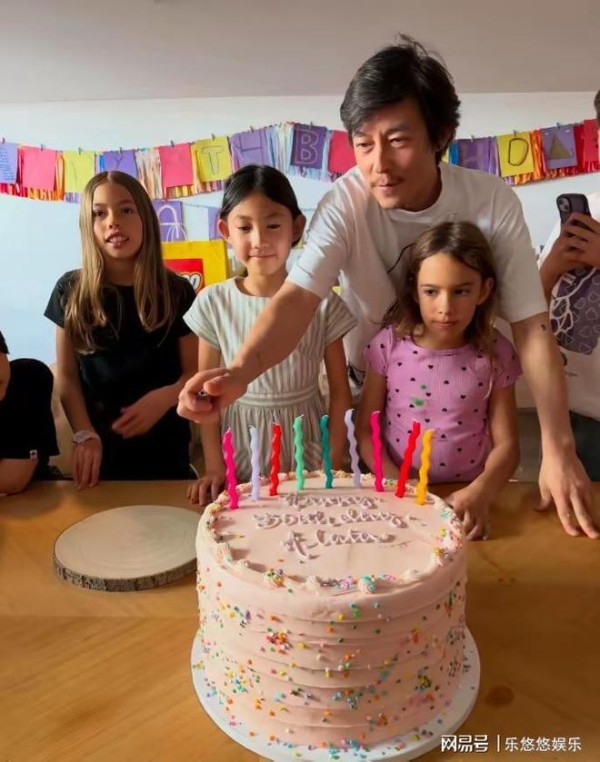 陈冠希为女儿庆9岁生日！头发半白不修边幅似本山大叔，很宠孩子