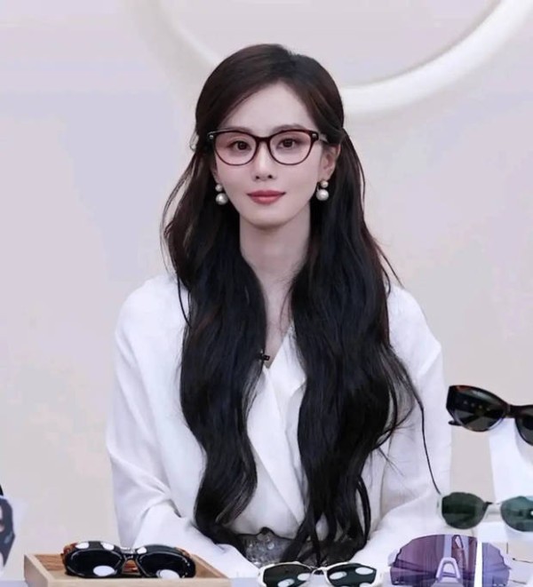 刘诗诗戴红框眼镜知性灵动。