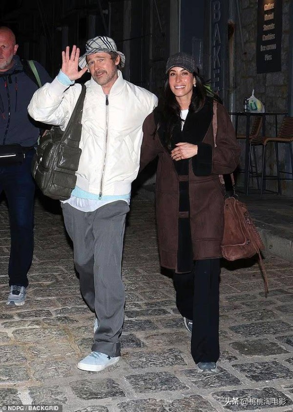 懒理养子改姓风波！62岁皮特携小29岁女友出海度假，举止亲密