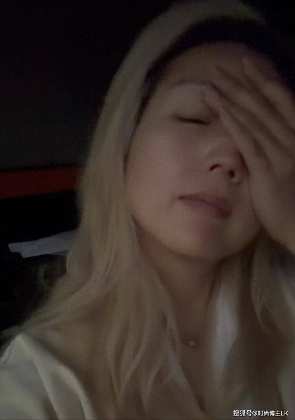 何洁深夜直播哭诉，累到失眠，一人养4娃快要被压垮，睁眼就是干