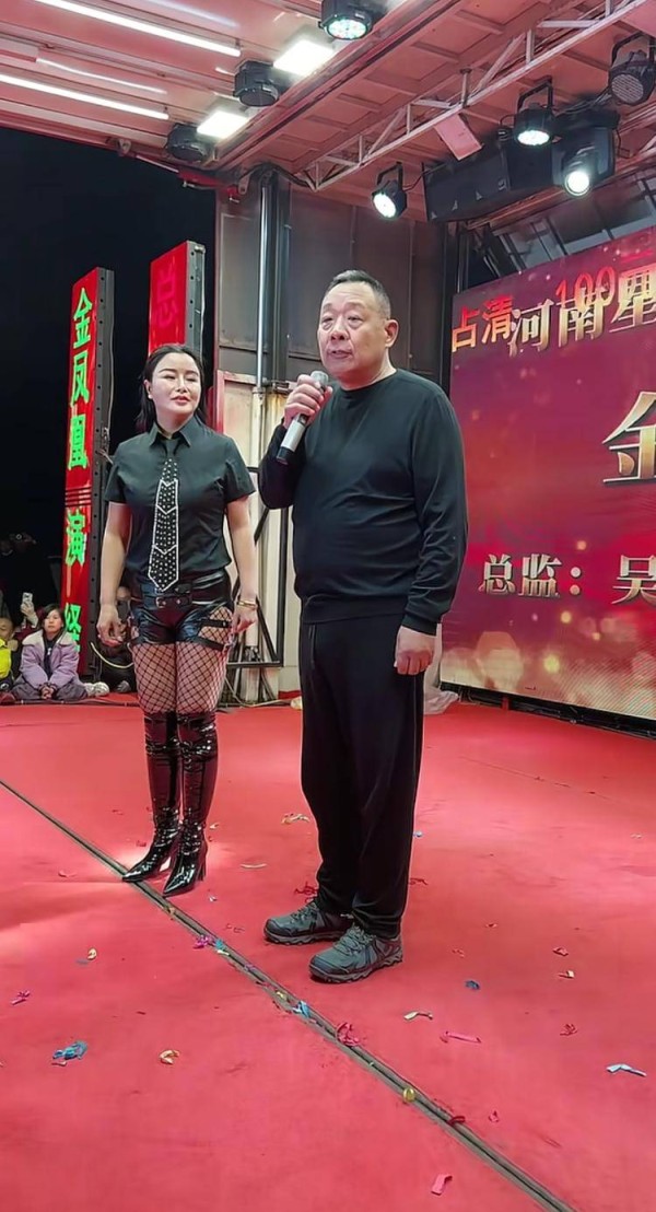 河南许昌一村庄自办歌舞晚会，于东来路过围观还上台互动