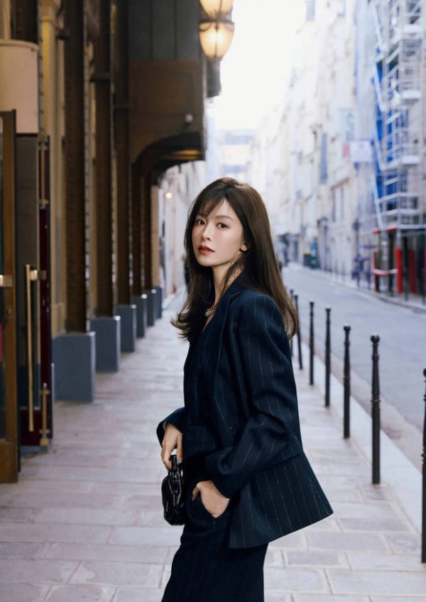 文咏珊回眸看镜头，一眼万年。