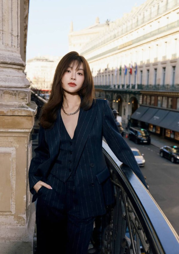 文咏珊扶栏浅笑，优雅干练。