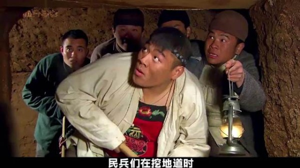 民兵一锄头挖穿地道，泥土崩塌瞬间，竟露出鬼子军火库