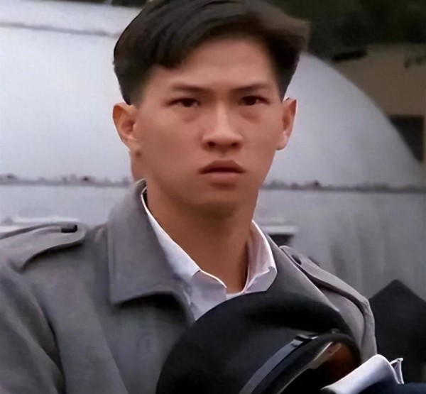 张家辉在女友关咏荷的别墅洗了个澡后，出来就提分手：我们不合适