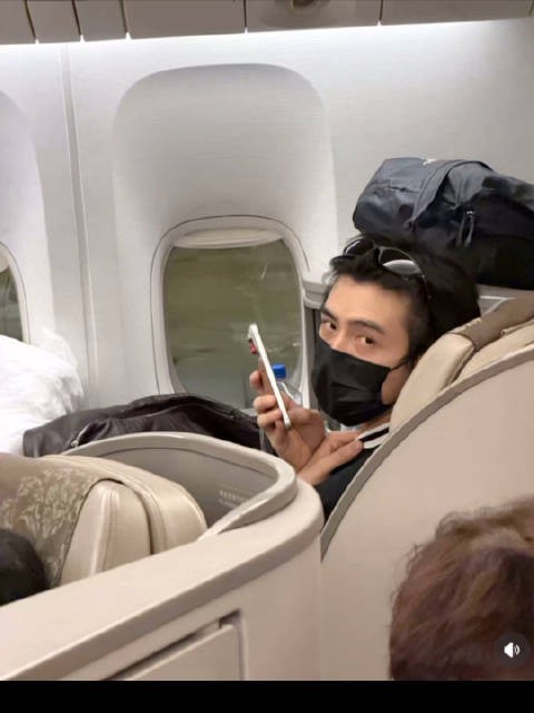 陈飞宇巴黎时装周启程，机上与陈红通话机场热情互动