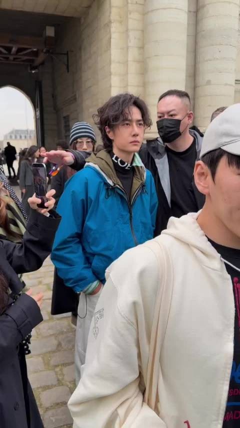 握靠啊啊啊啊这个清晰度！王一博从我脸上走过去了