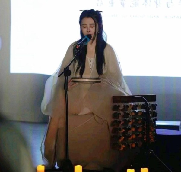 59岁王祖贤在温哥华线下活动，她穿着汉服加古装造型，“聂小倩”既视感