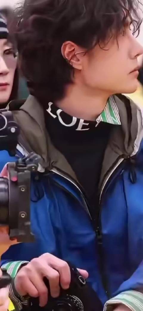 王一博巴黎看秀好开朗，还拍照，头发卷卷的很可爱