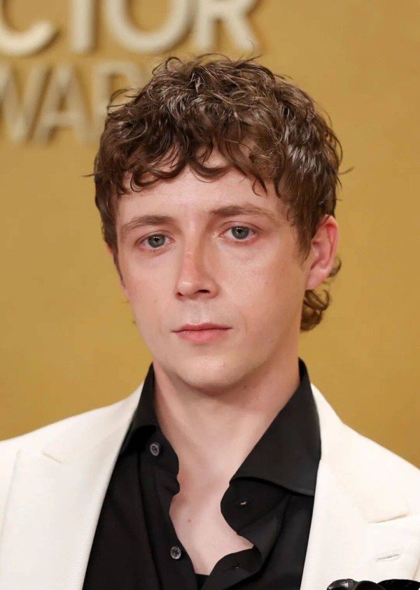 英国35岁男星长相像戳爷，白人里比较冻龄的