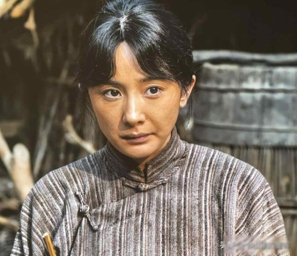 杨幂素颜赶路被拍，瘦得让人认不出，她却早把身体当工具用了