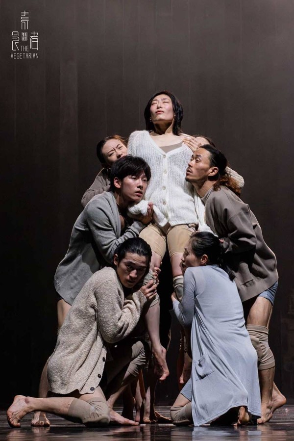 新民艺评｜朱光：舞剧《素食者》如何以极致视听诠释韩江笔下的女性寓言