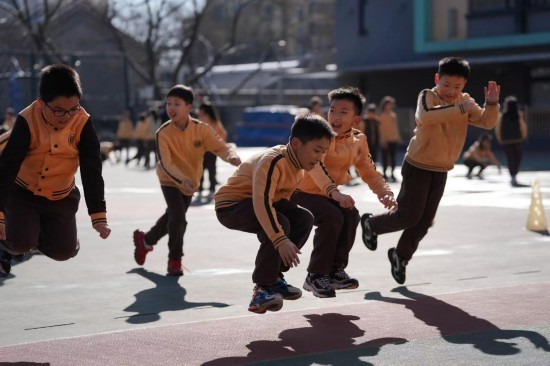 在北京第二实验小学,学生们正在操场上进行锻炼。新华社记者 谢晗 摄