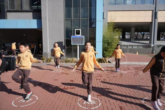 在北京第二实验小学,学生们正在使用智慧跳绳设备进行锻炼。新华社记者 谢晗 摄