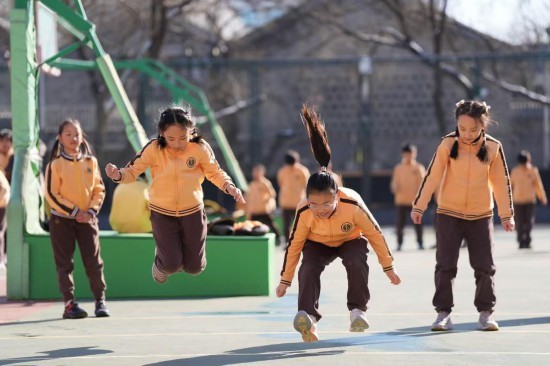 在北京第二实验小学,学生们正在操场上进行锻炼。新华社记者 谢晗 摄